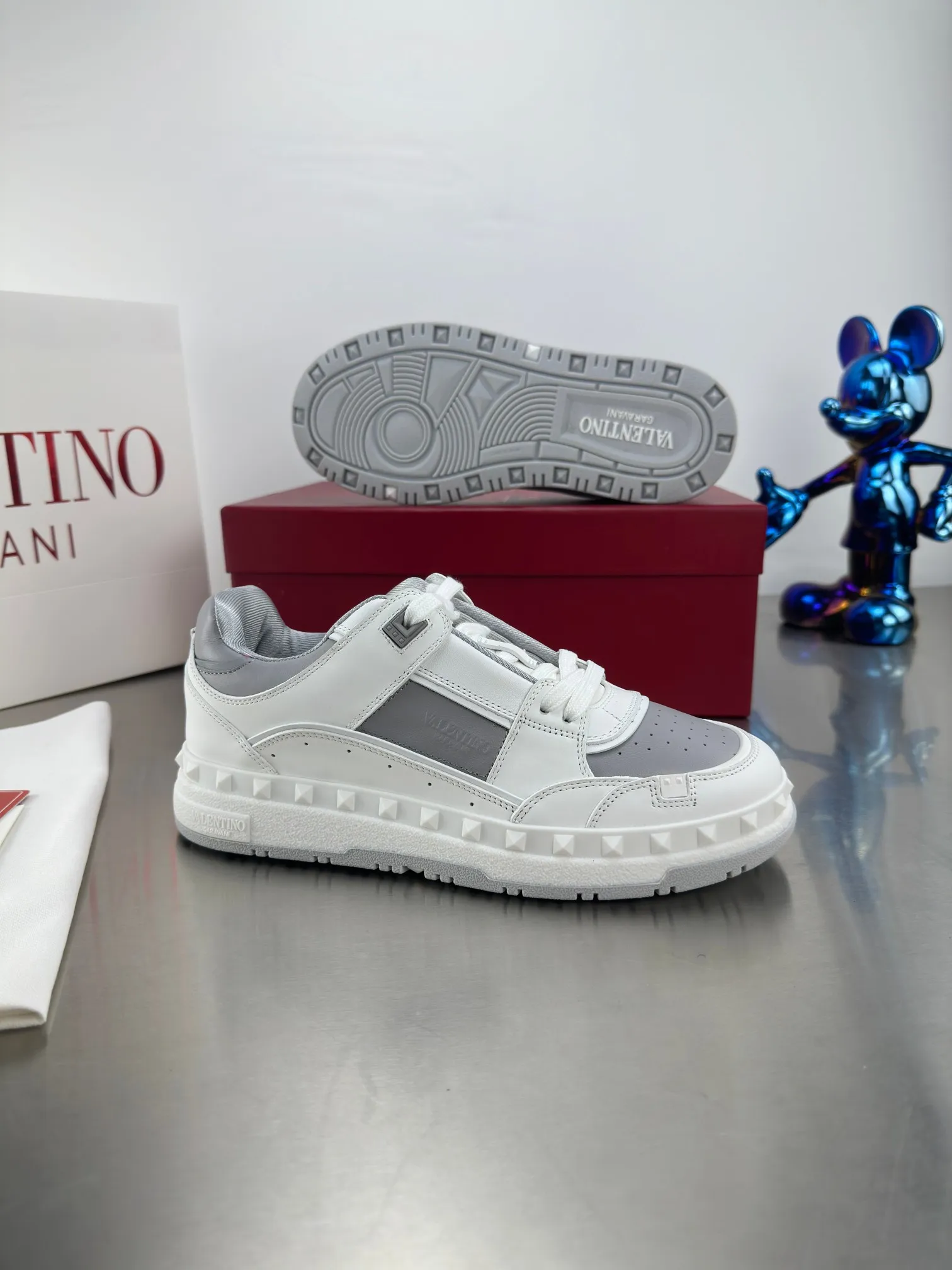 👟👟Ex-factory price 640👟👟 🔺Valentino🔺 Valentino VT 2024 early spring white shoes casual shoes! Top version!  Original 1:1 mold opening! Lasting + oil edge craftsmanship, classic splicing, fashionable and versatile, 🎁Full set of packaging at the same time at the counter. Fabric: Customized cowhide. Lining: Original breathable mesh. Outsole: Original TPU material outsole. Non-slip and wear-resistant. Size: Female 35-40! Male 39～45